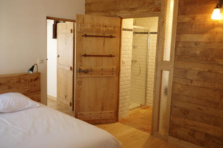 Photo d'une chambre avec salle de bain, les gîtes des rives du Tarn