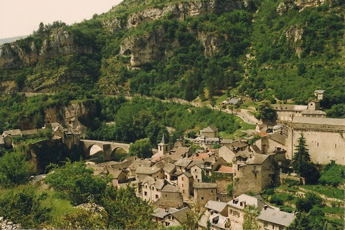 Photo de village médiéval de Sainte-Énimie, gorges du Tarn, Lozère